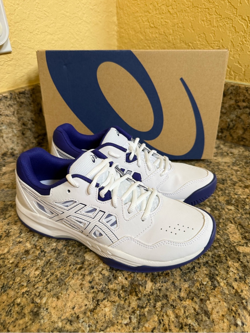 Brand New!Asics women‘s pickleball shoes,size 8,very cute♥️